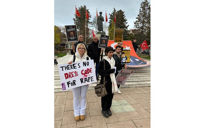 Çorum’da bir grup genç, Atatürk Anıtı önünde basın açıklaması ve oturma eylemi yaptı (3)