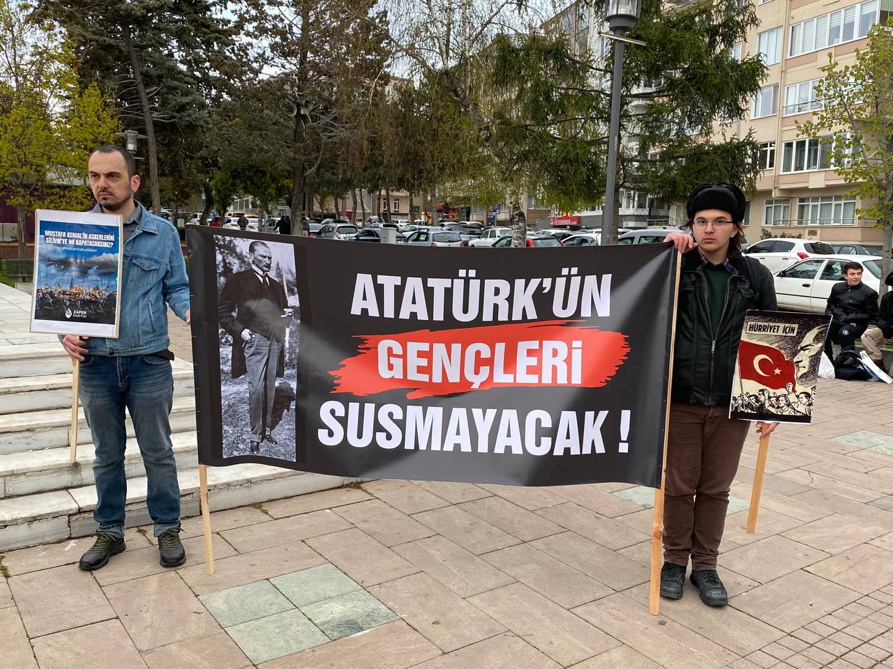 Çorum’da bir grup genç, Atatürk Anıtı önünde basın açıklaması ve oturma eylemi yaptı (4)