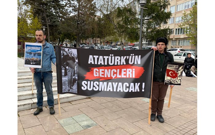 Çorum’da bir grup genç, Atatürk Anıtı önünde basın açıklaması ve oturma eylemi yaptı (4)