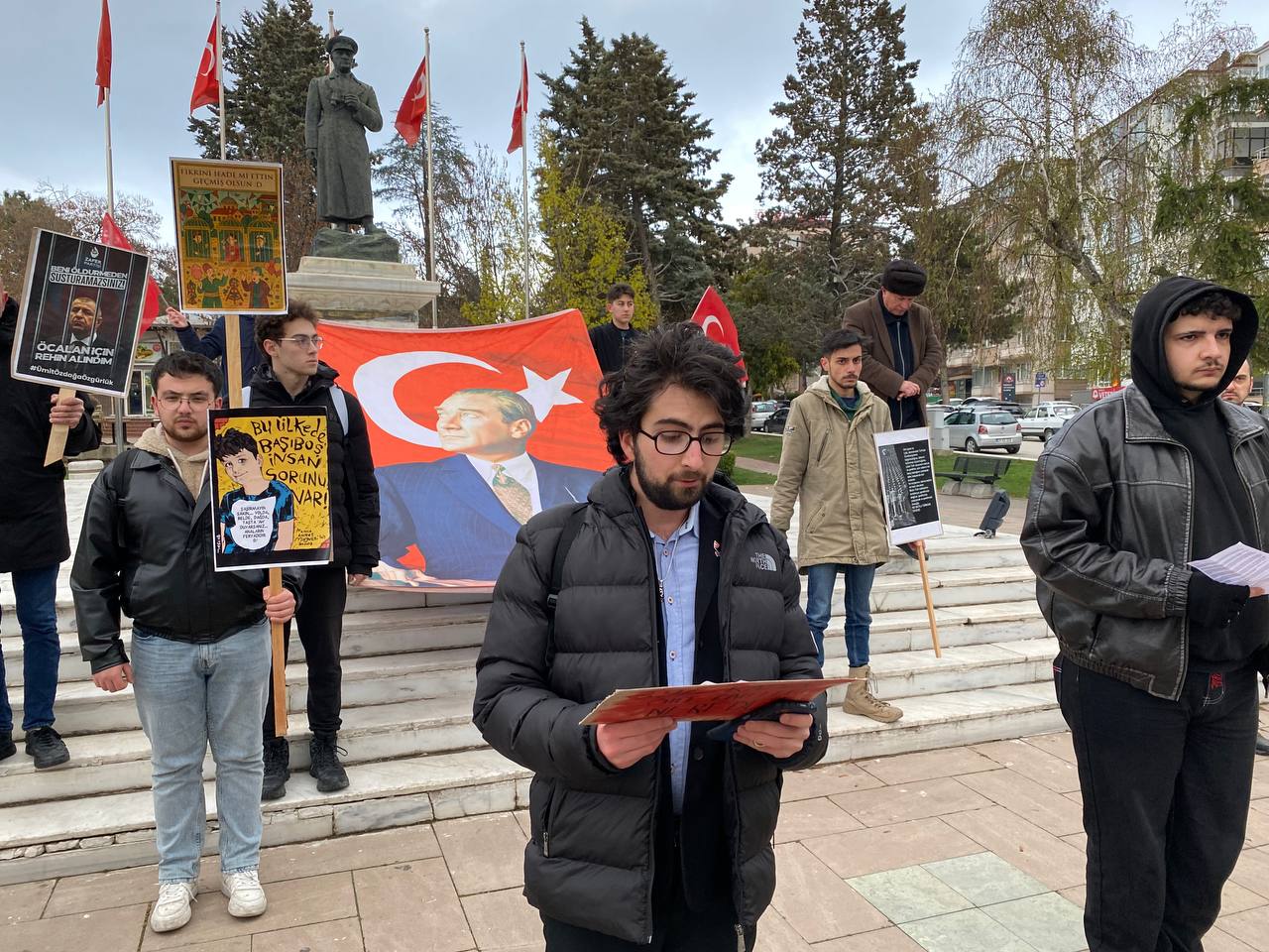 Çorum’da bir grup genç, Atatürk Anıtı önünde basın açıklaması ve oturma eylemi yaptı (5)