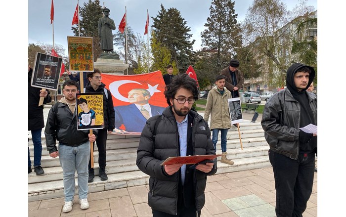 Çorum’da bir grup genç, Atatürk Anıtı önünde basın açıklaması ve oturma eylemi yaptı (5)