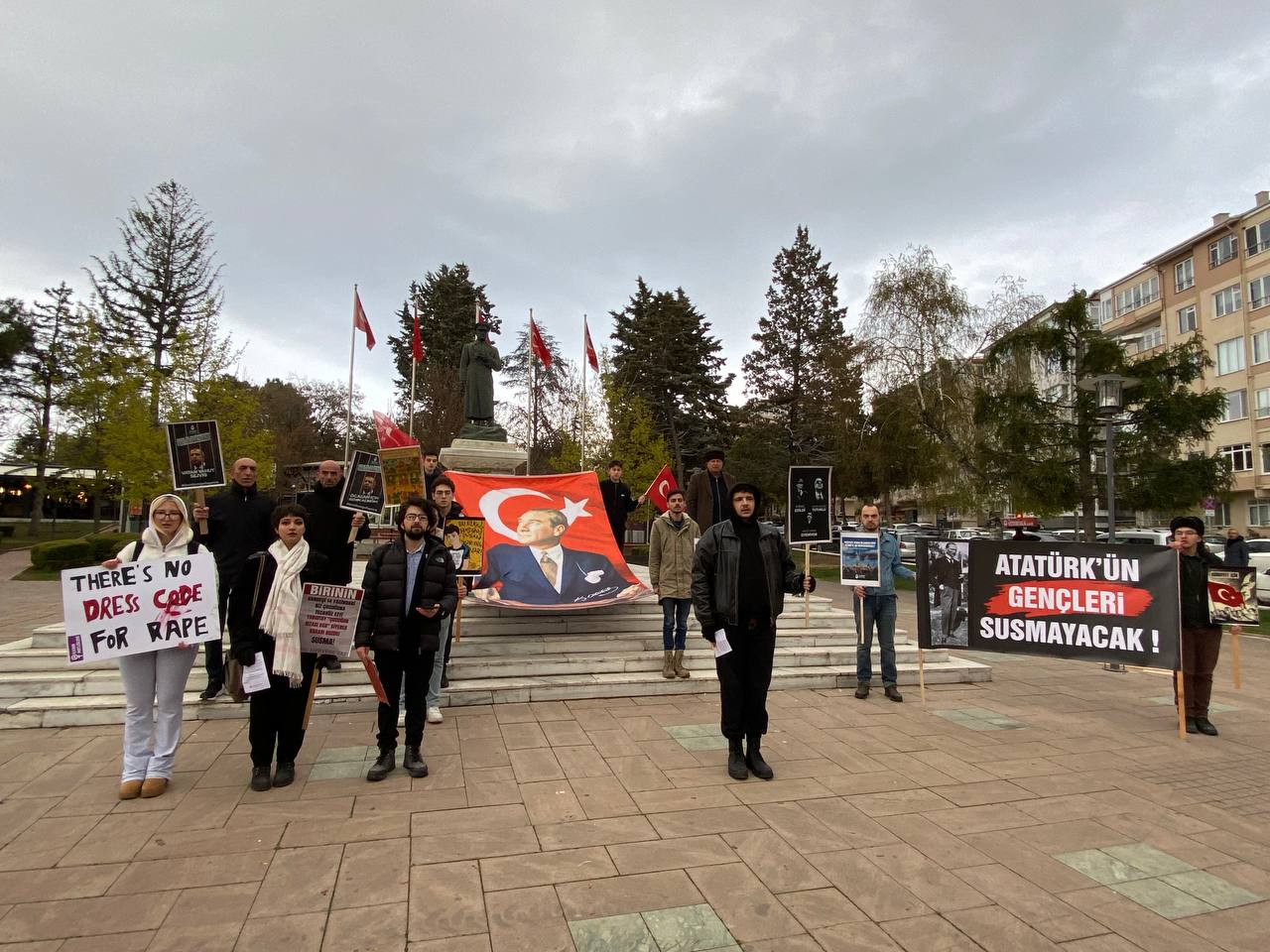 Çorum’da bir grup genç, Atatürk Anıtı önünde basın açıklaması ve oturma eylemi yaptı (6)