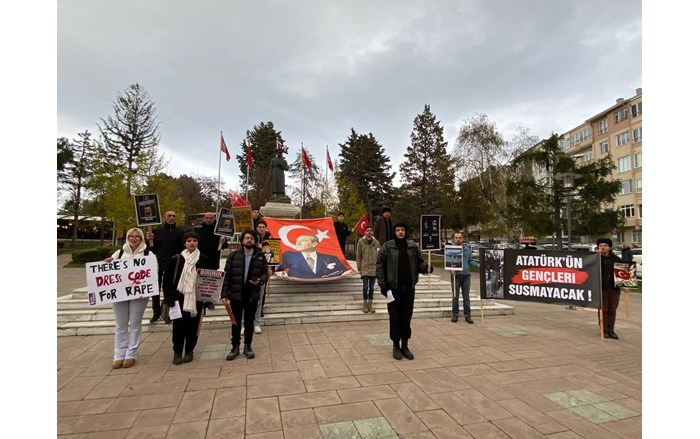 Çorum’da bir grup genç, Atatürk Anıtı önünde basın açıklaması ve oturma eylemi yaptı (6)