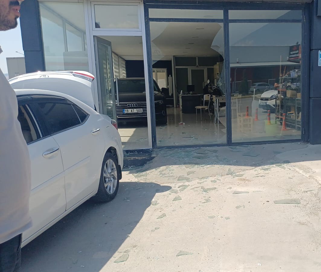 Çorum’da bir oto galeride iş yeri sahibiyle tartışan bir kişi, dükkana tabancayla ateş açtı (2)