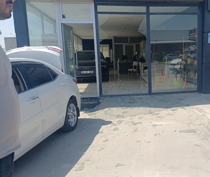 Çorum’da bir oto galeride iş yeri sahibiyle tartışan bir kişi, dükkana tabancayla ateş açtı (2)