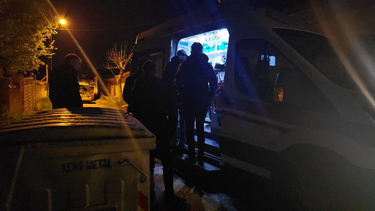 Çorum’da bir şahıs, evinin önünde kimliği henüz belirlenemeyen bir kişi tarafından silahlı saldırıya uğradı (2)