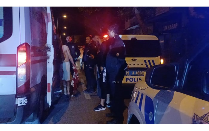 Çorum’da cadde üzerinde iki grup arasında çıkan kavgada 25 yaşındaki bir genç başından aldığı bıçak darbesiyle ağır yaralandı (1)