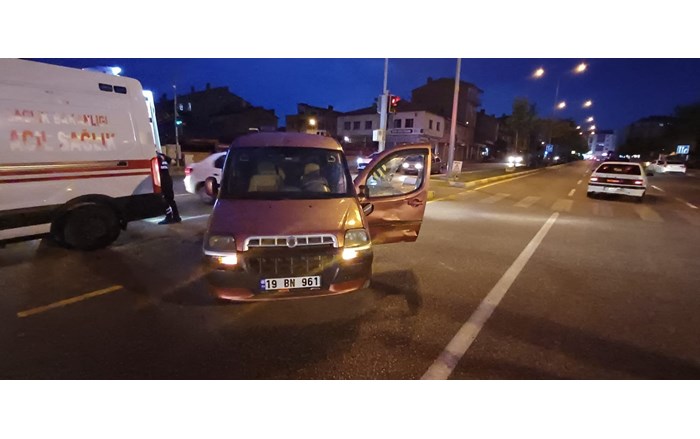 Çorum’da Cengiz Topel Caddesi'nde hafif ticari araç ile motosiklet çarpıştı (1)