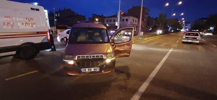 Çorum’da Cengiz Topel Caddesi'nde hafif ticari araç ile motosiklet çarpıştı (1)