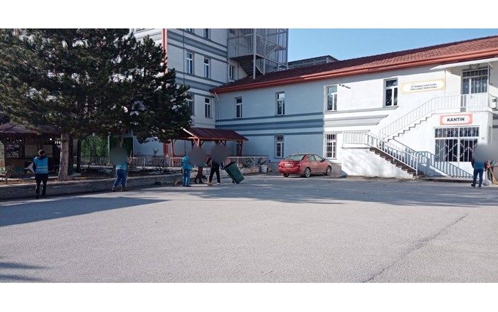 Çorum’da denetimli serbestlik yükümlüleri okul bahçelerini temizledi (3)