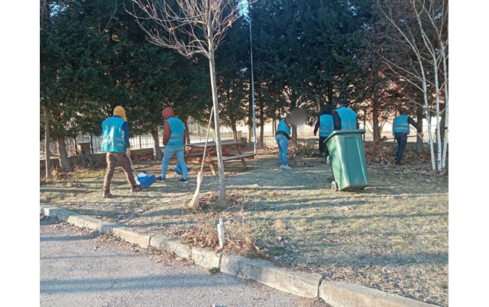 Çorum’da denetimli serbestlik yükümlüleri okul bahçelerini temizledi (7)