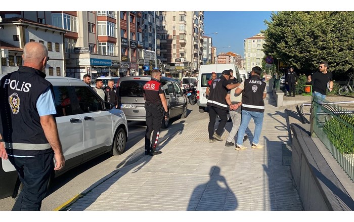 Çorum’da, semt pazarında çıkan ve 1 kişinin hayatını kaybettiği, 7 kişinin ise yaralandığı silahlı kavga ile ilgili gözaltına alınan 2 şüpheli adliyeye sevk edildi (2)