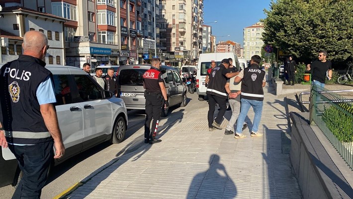 Çorum’da, semt pazarında çıkan ve 1 kişinin hayatını kaybettiği, 7 kişinin ise yaralandığı silahlı kavga ile ilgili gözaltına alınan 2 şüpheli adliyeye sevk edildi (2)