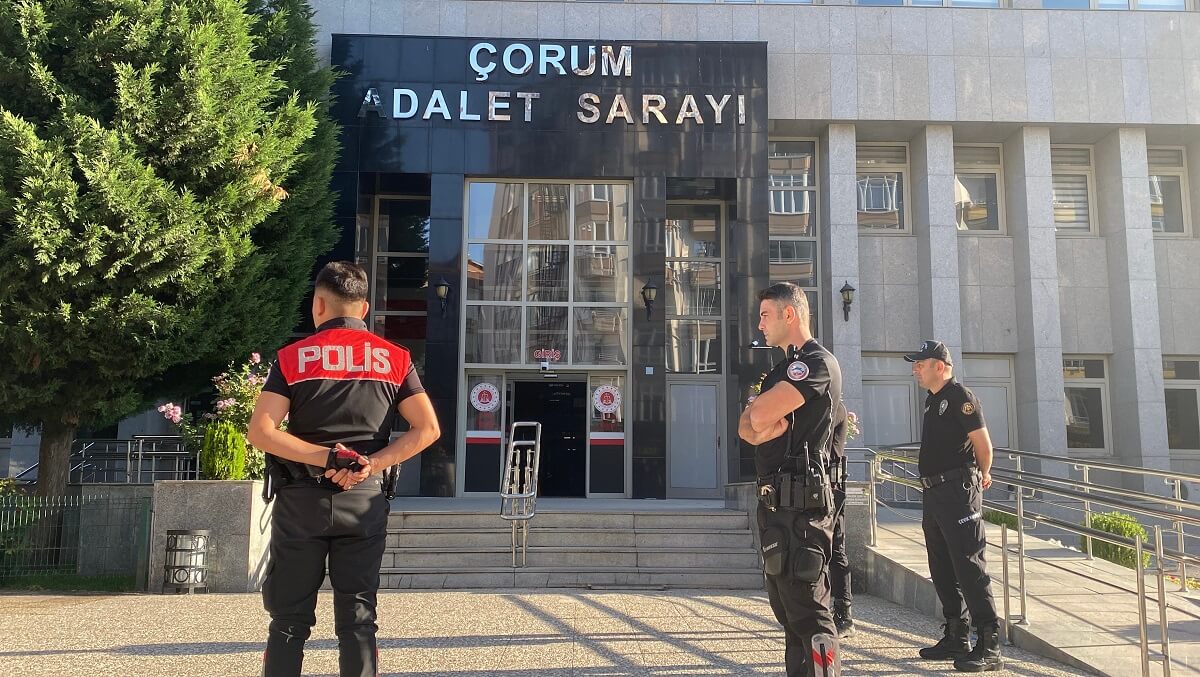 Çorum’da, semt pazarında çıkan ve 1 kişinin hayatını kaybettiği, 7 kişinin ise yaralandığı silahlı kavga ile ilgili gözaltına alınan 2 şüpheli adliyeye sevk edildi (3)