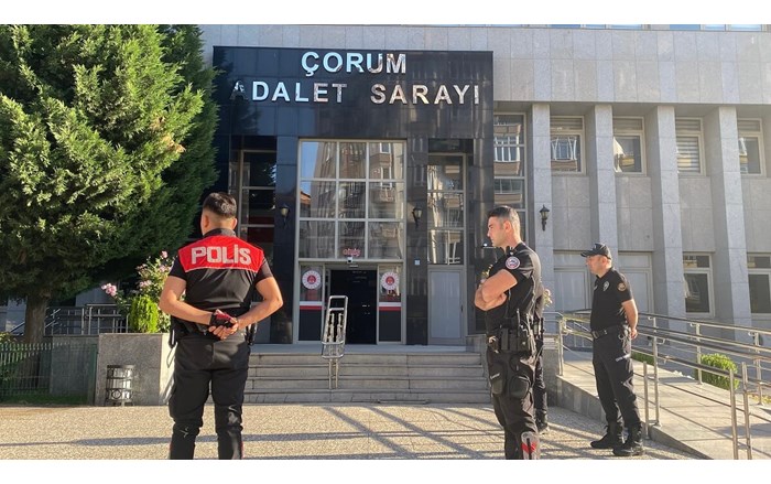 Çorum’da, semt pazarında çıkan ve 1 kişinin hayatını kaybettiği, 7 kişinin ise yaralandığı silahlı kavga ile ilgili gözaltına alınan 2 şüpheli adliyeye sevk edildi (3)