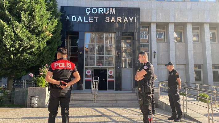 Çorum’da, semt pazarında çıkan ve 1 kişinin hayatını kaybettiği, 7 kişinin ise yaralandığı silahlı kavga ile ilgili gözaltına alınan 2 şüpheli adliyeye sevk edildi (3)