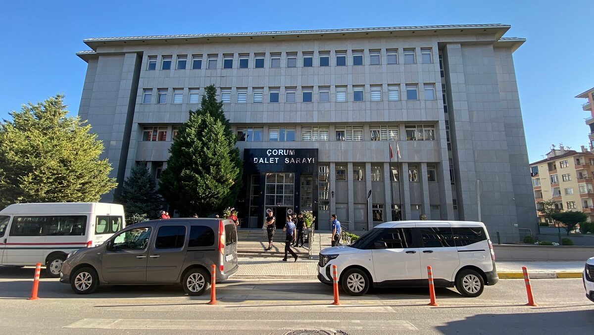 Çorum’da, semt pazarında çıkan ve 1 kişinin hayatını kaybettiği, 7 kişinin ise yaralandığı silahlı kavga ile ilgili gözaltına alınan 2 şüpheli adliyeye sevk edildi (4)