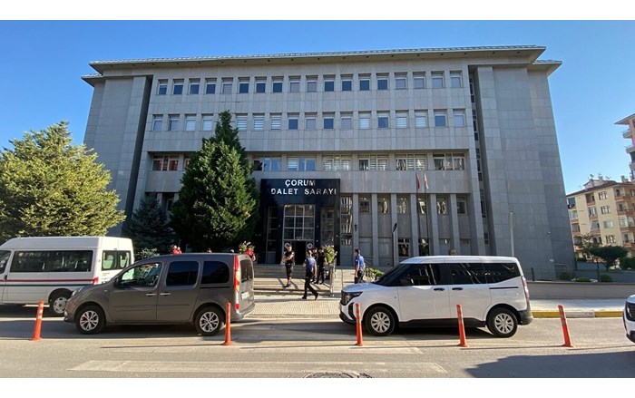 Çorum’da, semt pazarında çıkan ve 1 kişinin hayatını kaybettiği, 7 kişinin ise yaralandığı silahlı kavga ile ilgili gözaltına alınan 2 şüpheli adliyeye sevk edildi (4)