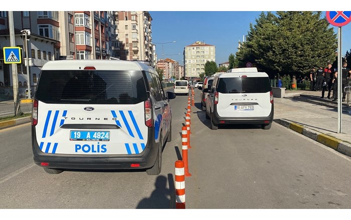 Çorum’da, semt pazarında çıkan ve 1 kişinin hayatını kaybettiği, 7 kişinin ise yaralandığı silahlı kavga ile ilgili gözaltına alınan 2 şüpheli adliyeye sevk edildi (5)