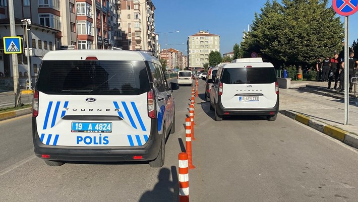 Çorum’da, semt pazarında çıkan ve 1 kişinin hayatını kaybettiği, 7 kişinin ise yaralandığı silahlı kavga ile ilgili gözaltına alınan 2 şüpheli adliyeye sevk edildi (5)