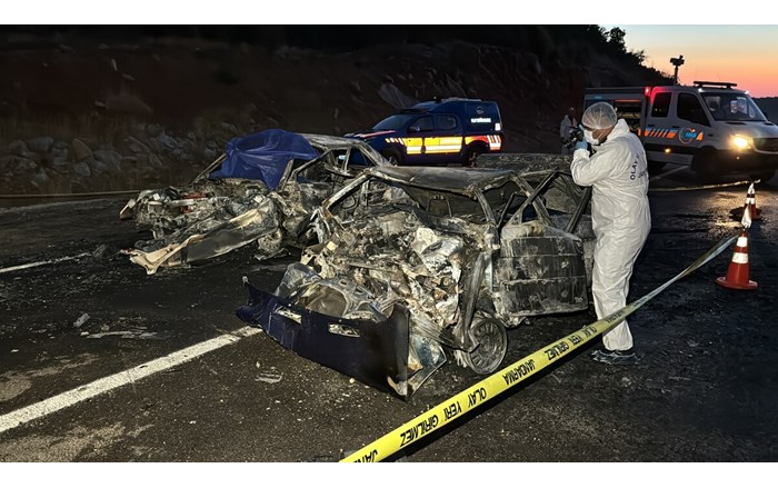 Çorumlu ailenin içinde bulunduğu otomobil başka bir otomobille kafa kafaya çarpıştı. (1)