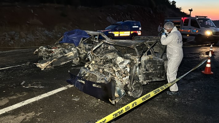 Çorumlu ailenin içinde bulunduğu otomobil başka bir otomobille kafa kafaya çarpıştı. (1)