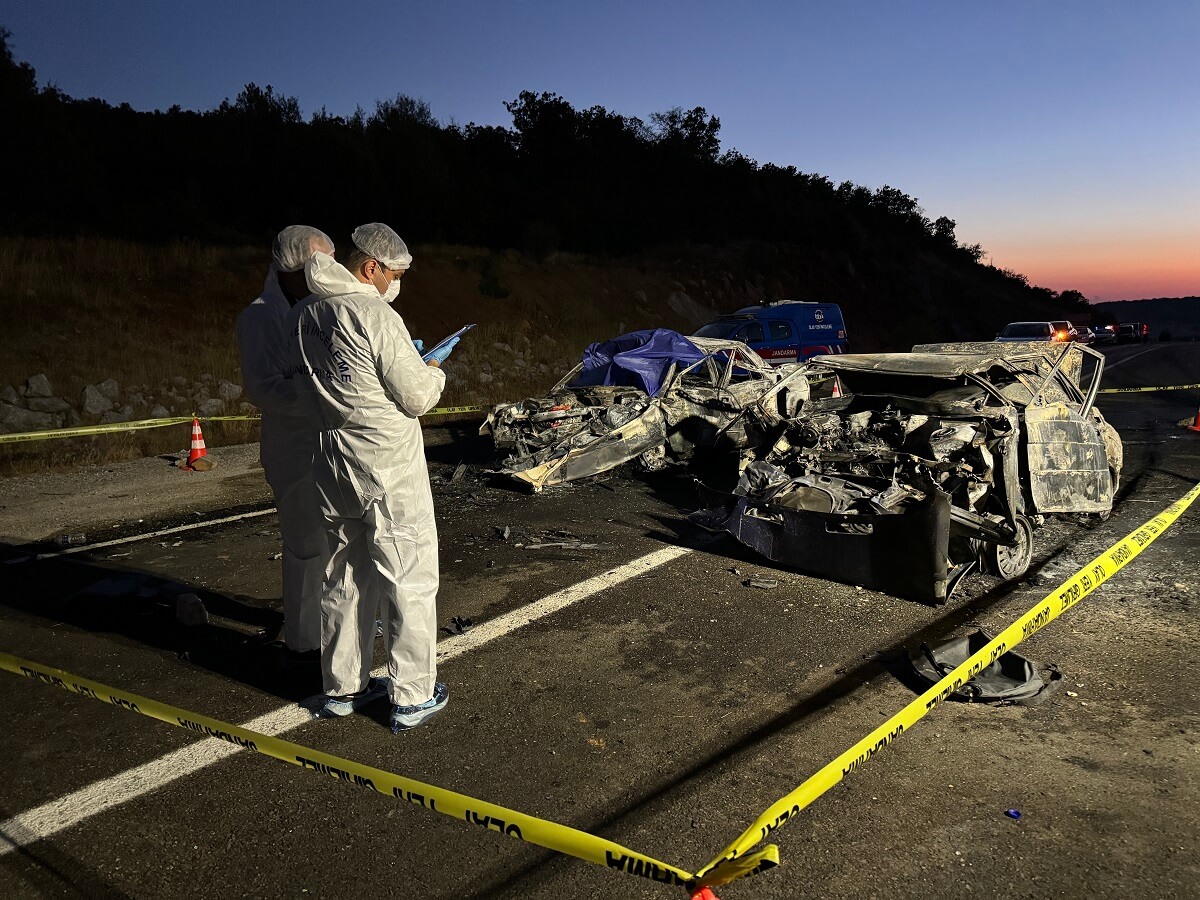 Çorumlu ailenin içinde bulunduğu otomobil başka bir otomobille kafa kafaya çarpıştı. (2)