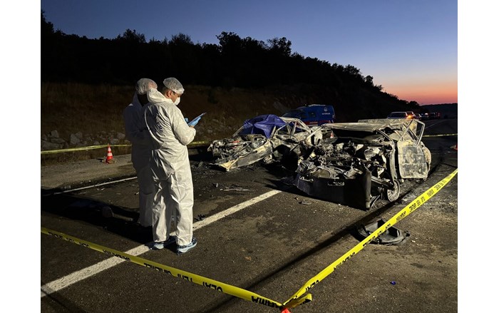Çorumlu ailenin içinde bulunduğu otomobil başka bir otomobille kafa kafaya çarpıştı. (2)
