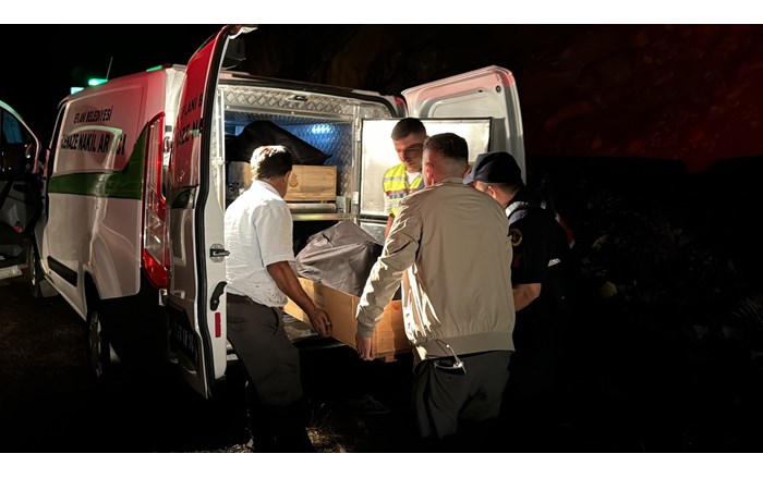 Çorumlu ailenin içinde bulunduğu otomobil başka bir otomobille kafa kafaya çarpıştı. (3)