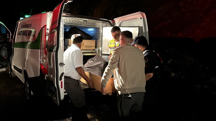 Çorumlu ailenin içinde bulunduğu otomobil başka bir otomobille kafa kafaya çarpıştı. (3)