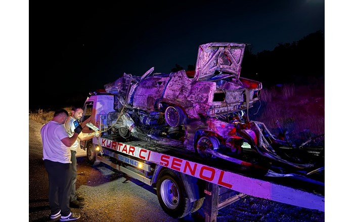 Çorumlu ailenin içinde bulunduğu otomobil başka bir otomobille kafa kafaya çarpıştı. (4)