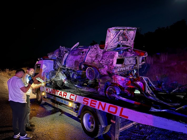 Çorumlu ailenin içinde bulunduğu otomobil başka bir otomobille kafa kafaya çarpıştı. (4)