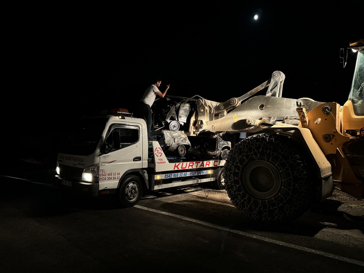Çorumlu ailenin içinde bulunduğu otomobil başka bir otomobille kafa kafaya çarpıştı. (5)