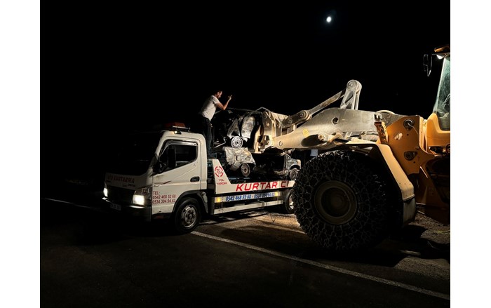 Çorumlu ailenin içinde bulunduğu otomobil başka bir otomobille kafa kafaya çarpıştı. (5)
