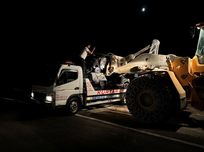 Çorumlu ailenin içinde bulunduğu otomobil başka bir otomobille kafa kafaya çarpıştı. (5)