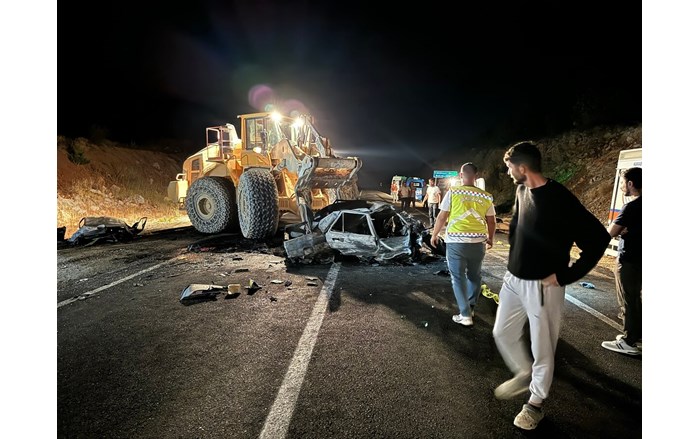Çorumlu ailenin içinde bulunduğu otomobil başka bir otomobille kafa kafaya çarpıştı. (6)