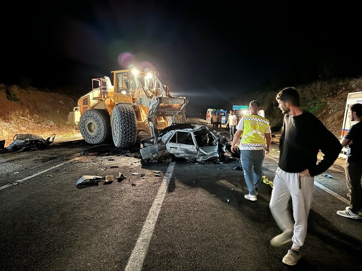 Çorumlu ailenin içinde bulunduğu otomobil başka bir otomobille kafa kafaya çarpıştı. (6)