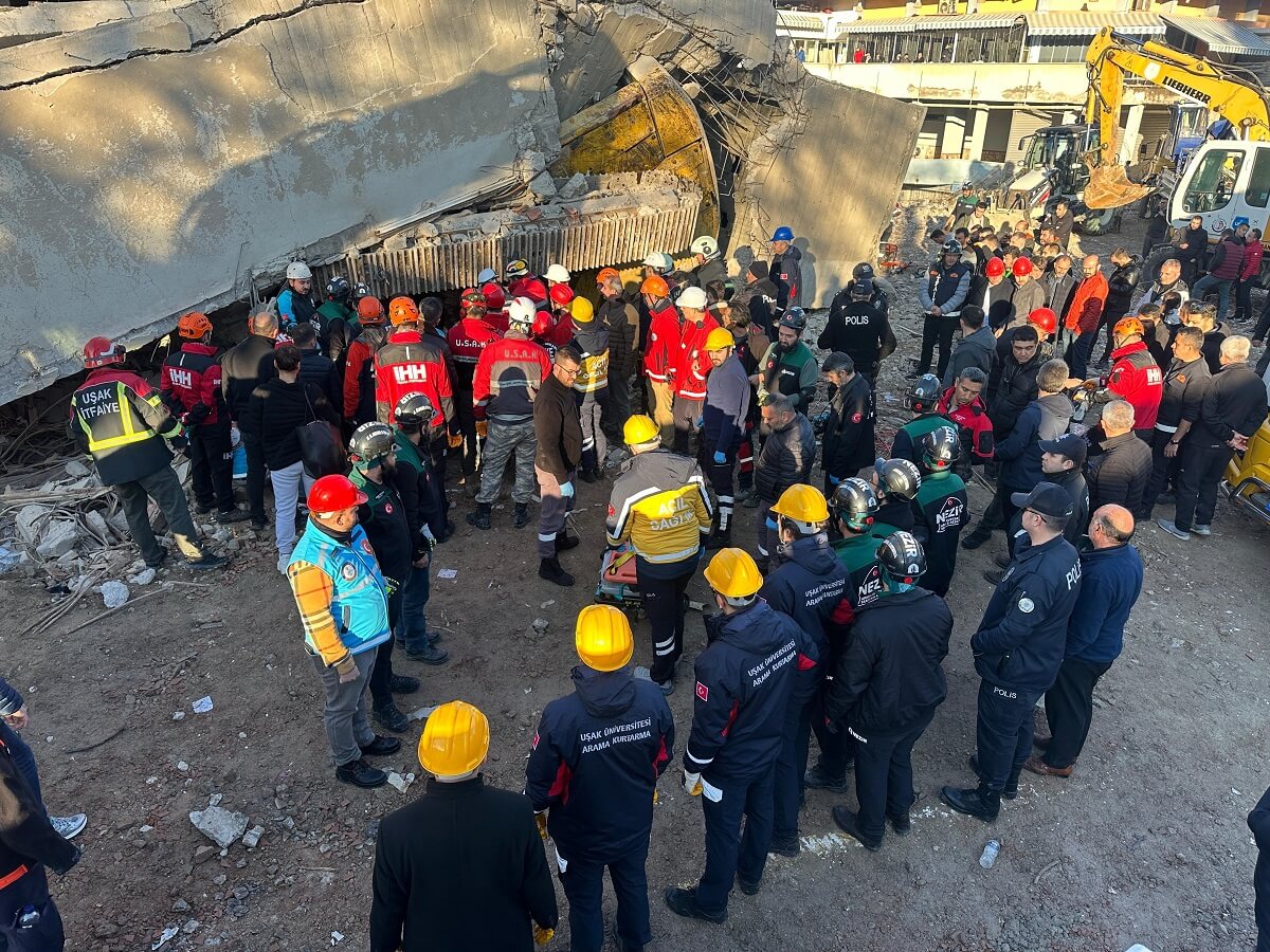 Çorumlu Bekir Tut, enkazın iş makinası üzerine çökmesi sonucu hayatını kaybetti