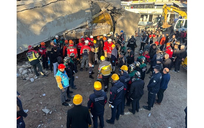 Çorumlu Bekir Tut, enkazın iş makinası üzerine çökmesi sonucu hayatını kaybetti