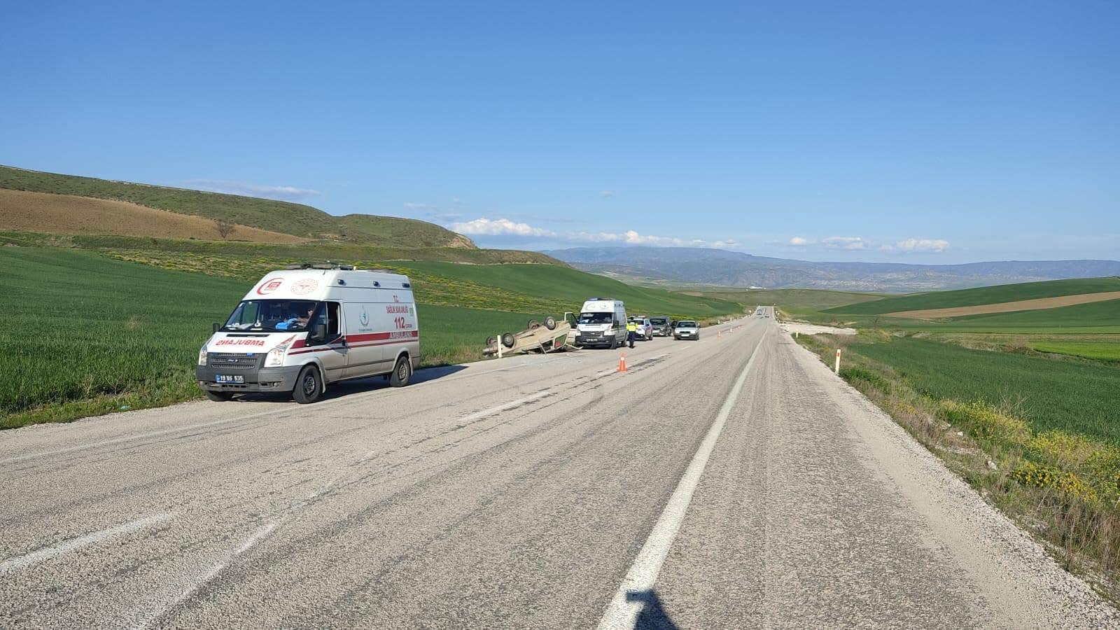 Çorum’un İskilip ilçesinde meydana gelen trafik kazasında 4 kişi yaralandı (1)