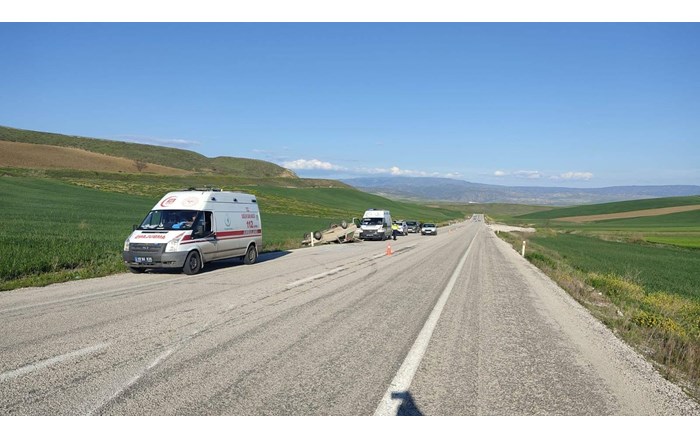 Çorum’un İskilip ilçesinde meydana gelen trafik kazasında 4 kişi yaralandı (1)