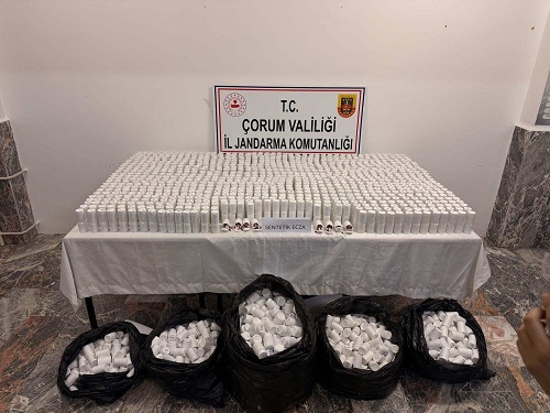 Çorum’un Laçin ilçesinde ev eşyası taşımak için kullanılan bir nakliye aracında yapılan aramada, piyasa değeri yüksek miktarda uyuşturucu hap ele geçirildi (1)