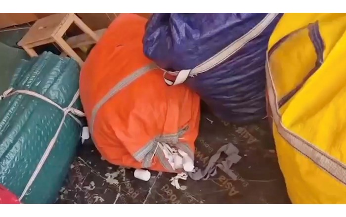 Çorum’un Laçin ilçesinde ev eşyası taşımak için kullanılan bir nakliye aracında yapılan aramada, piyasa değeri yüksek miktarda uyuşturucu hap ele geçirildi (1)