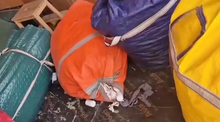 Çorum’un Laçin ilçesinde ev eşyası taşımak için kullanılan bir nakliye aracında yapılan aramada, piyasa değeri yüksek miktarda uyuşturucu hap ele geçirildi (1)