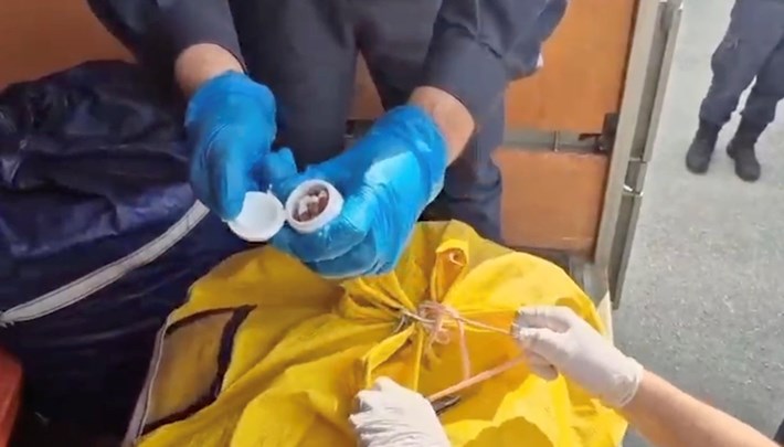 Çorum’un Laçin ilçesinde ev eşyası taşımak için kullanılan bir nakliye aracında yapılan aramada, piyasa değeri yüksek miktarda uyuşturucu hap ele geçirildi (2)