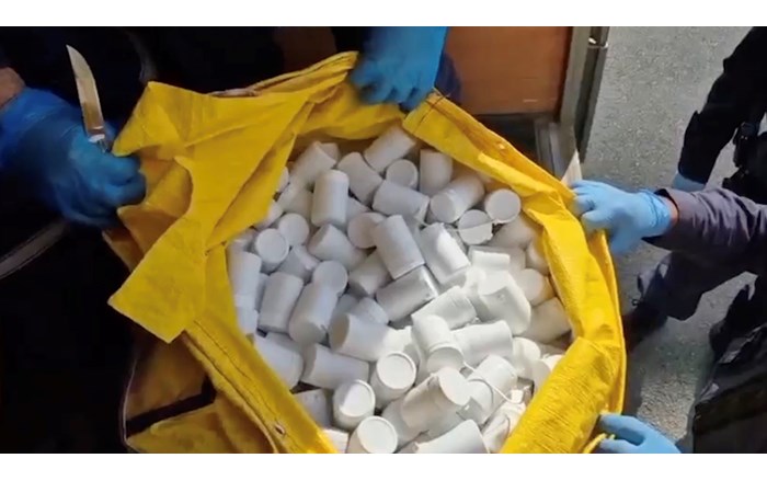 Çorum’un Laçin ilçesinde ev eşyası taşımak için kullanılan bir nakliye aracında yapılan aramada, piyasa değeri yüksek miktarda uyuşturucu hap ele geçirildi (3)