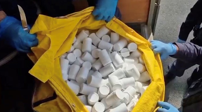 Çorum’un Laçin ilçesinde ev eşyası taşımak için kullanılan bir nakliye aracında yapılan aramada, piyasa değeri yüksek miktarda uyuşturucu hap ele geçirildi (3)