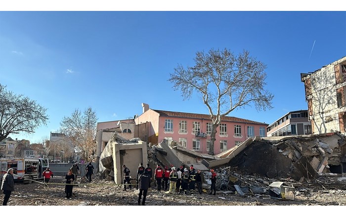 Depreme dayanaksız olduğu gerekçesiyle yıkımı gerçekleştirilen binada facia yaşandı (1)