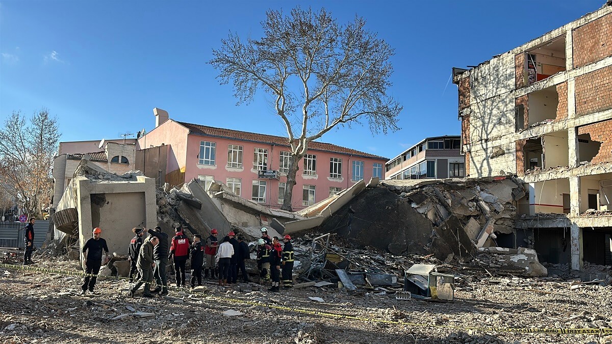 Depreme dayanaksız olduğu gerekçesiyle yıkımı gerçekleştirilen binada facia yaşandı (2)