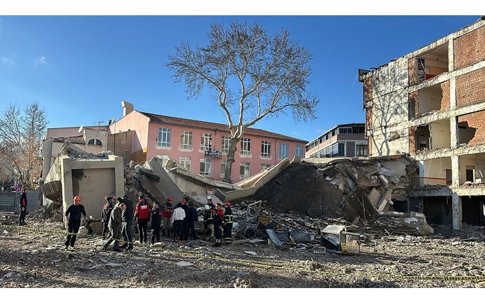Depreme dayanaksız olduğu gerekçesiyle yıkımı gerçekleştirilen binada facia yaşandı (2)
